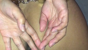 فتاة آسيوية مكبل اليدين بسبب طلقات خلفية